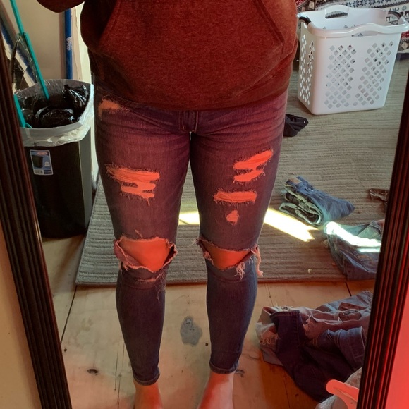 Size 2 American eagle distressed skinny jeans - Picture 1 of 7